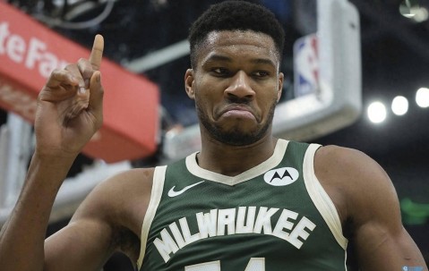 开云-字母哥迎来七赛季出色发挥，曼联观众热烈欢呼！