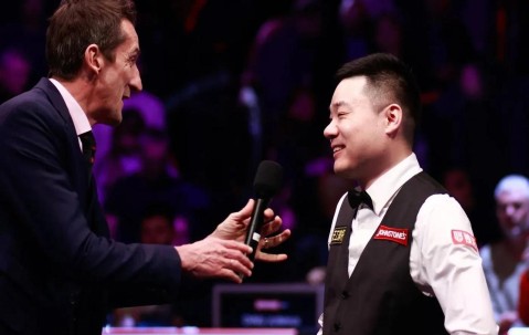 开云体育-塔图姆对阵丁俊晖展开拉锯大战，最终险胜对手